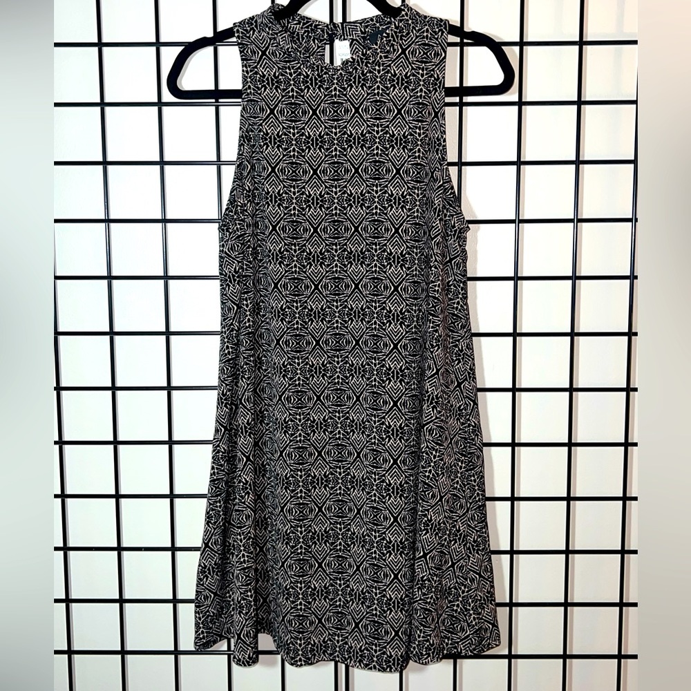 Astr Black & Cream keyhole shift dress Size Medium